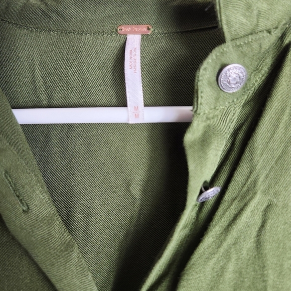 Free People Welcome to the Jungle Animal Print Buttonfront Blouse-Size M - Picture 5 of 13